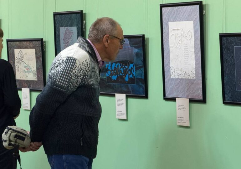 «С небесной книги список дан…»: в Красногвардейце открылась уникальная выставка каллиграфии