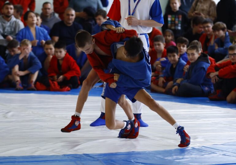 Юные самбисты собрались в Колтубановском на открытый турнир