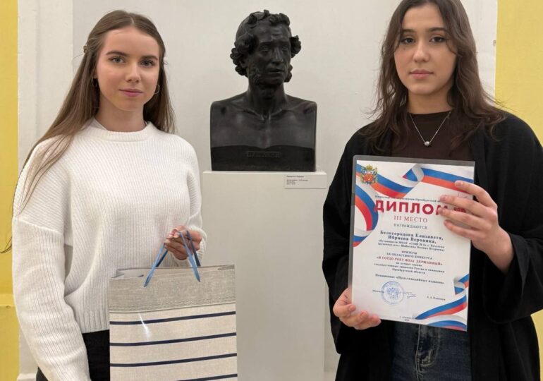 Две школьницы из Бузулука стали победительницами регионального конкурса «И гордо реет флаг державный»