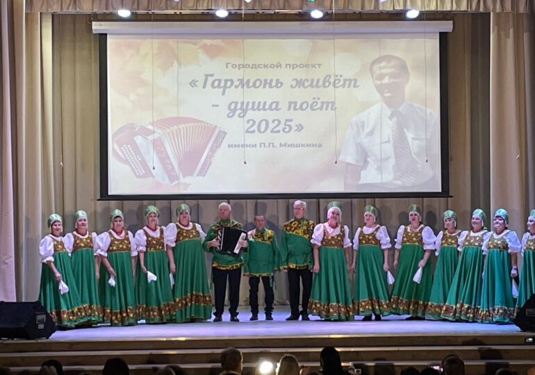 В Бузулуке прошел фестиваль народной музыки «Гармонь живет, душа поет» имени Павла Мишкина