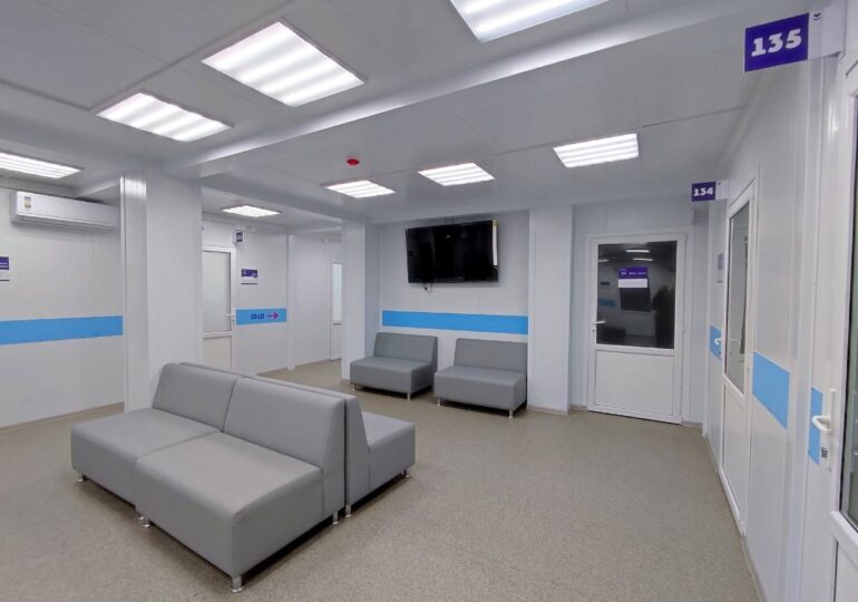 В Абдулино завершили монтаж модульной поликлиники в рамках народной программы «Единой России»