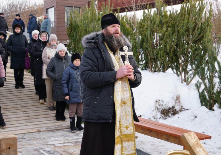 На реке Самаре освятили крещенскую прорубь