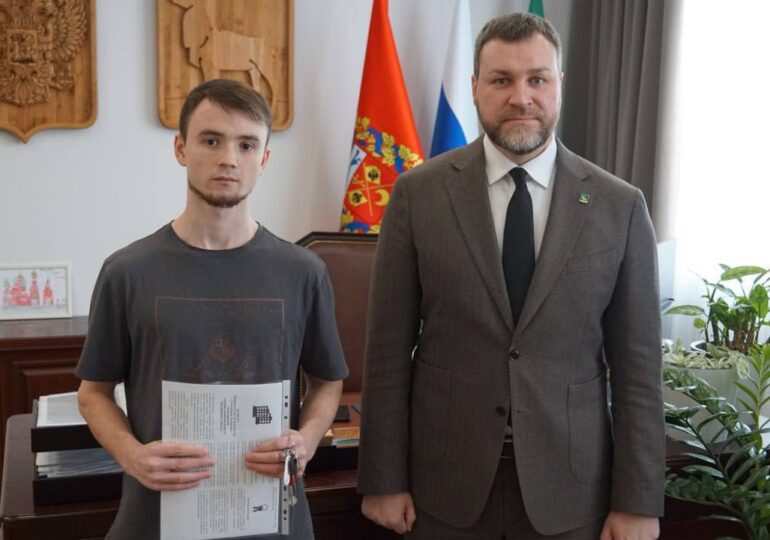 Бузулучанин из числа детей-сирот получил ключи от новой квартиры