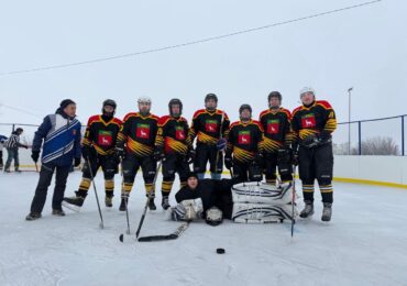 В посёлке Красногвардеец на обновлённом хоккейном корте прошёл турнир памяти Максима Мельникова, участника СВО