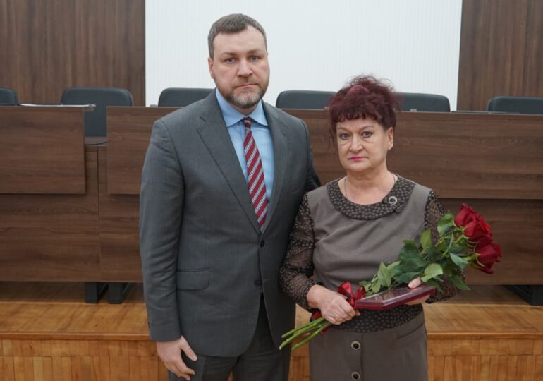Глава города Бузулука Владимир Песков передал государственные награды семьям погибших участников СВО