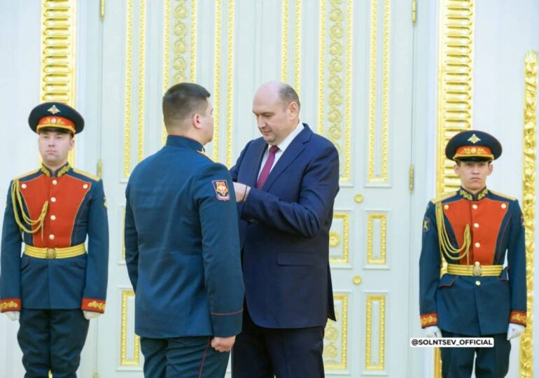 Губернатор Евгений Солнцев вручил оренбуржцам госнаграды