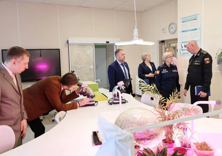 Делегация из Оренбурга работает в филиале Нахимовского военно-морского училища в Мариуполе