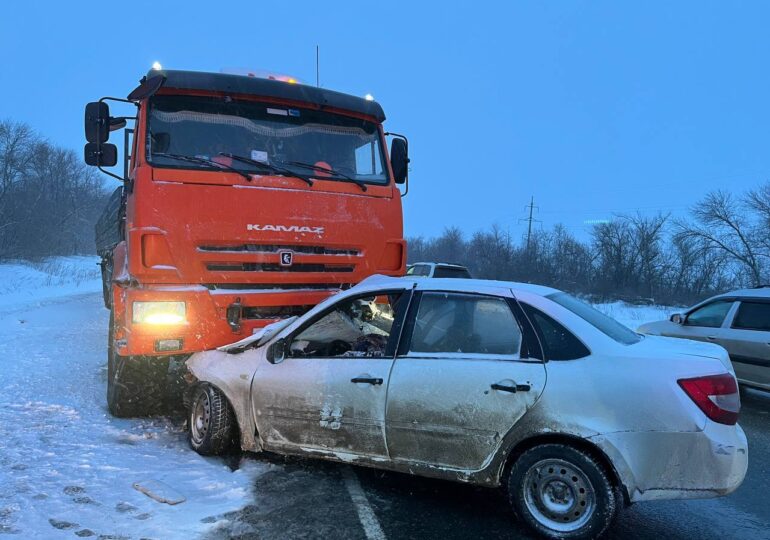 В Бузулукском районе столкнулись КамАЗ и «Гранта», пострадали три человека