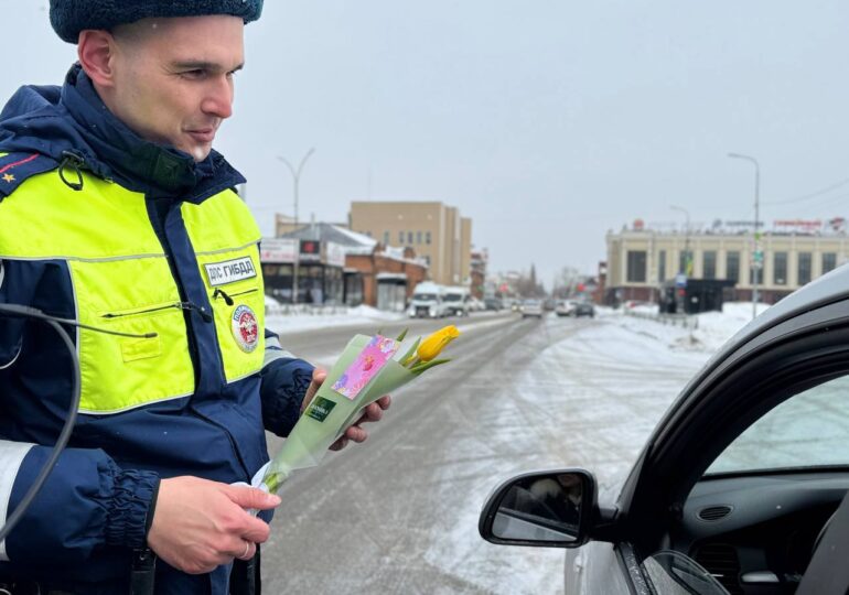 Инспекторы Госавтоинспекции Бузулука поздравили автоледи с наступающим праздником