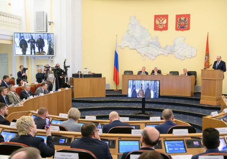 Евгений Солнцев выступил перед депутатами с отчетом о деятельности правительства региона
