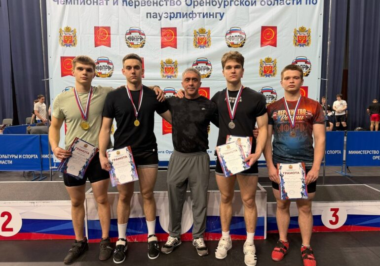 Бузулукские спортсмены успешно выступили на областных соревнованиях по пауэрлифтингу