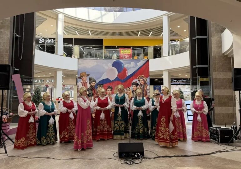 В Бузулуке в ТРЦ «Север» прошла концертная программа «Россия объединяет»