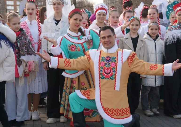В Бузулуке на площади Дружбы прошла яркая акция «Хоровод дружбы»