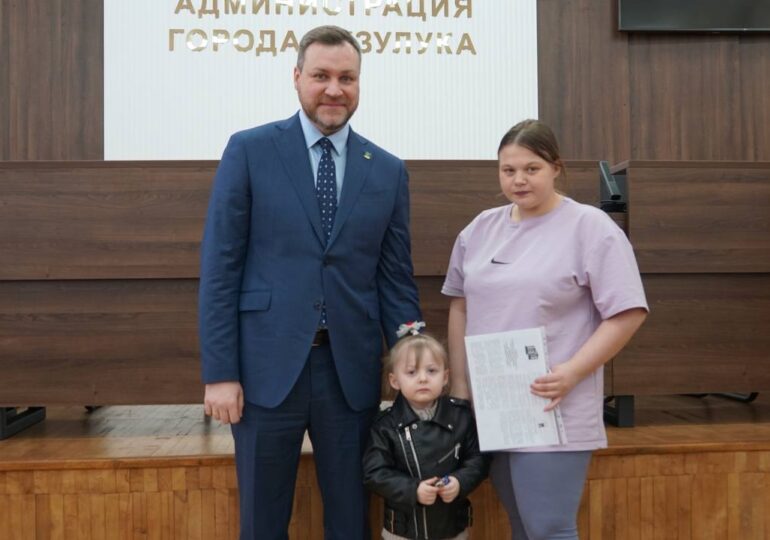 Глава Бузулука Владимир Песков вручил ключи от квартир ещё девяти детям-сиротам