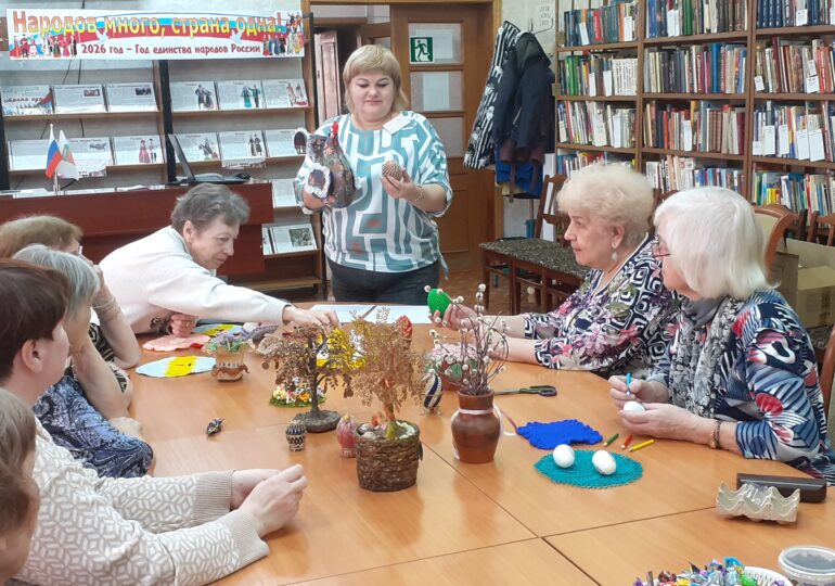 В библиотеке ДК «Юбилейный» в преддверии Пасхи состоялась встреча творческой мастерской «От скуки на все руки»