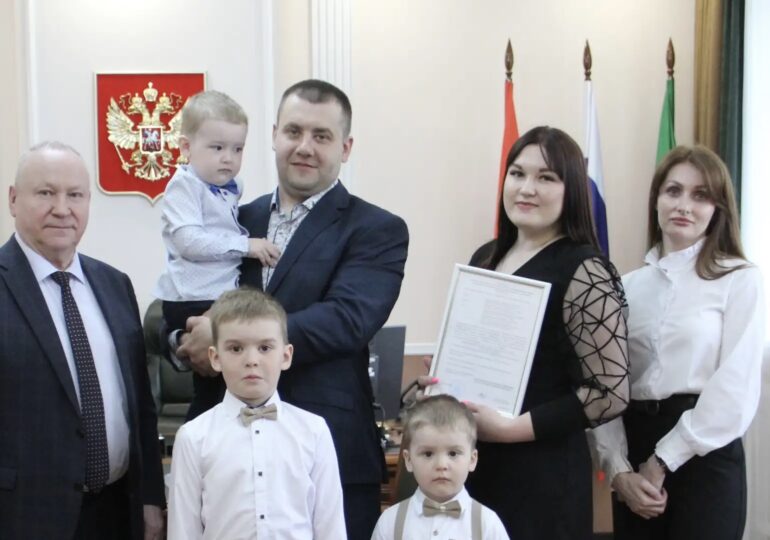 Глава Бузулукского района Николай Бантюков вручил молодой семье свидетельство на социальную выплату на жильё