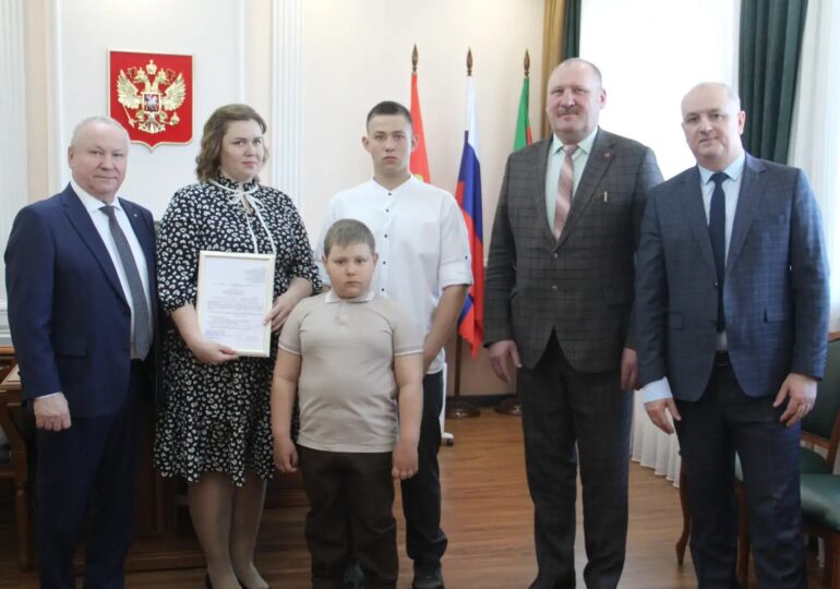 В Бузулукском районе вручили свидетельство на соцвыплату для строительства жилья