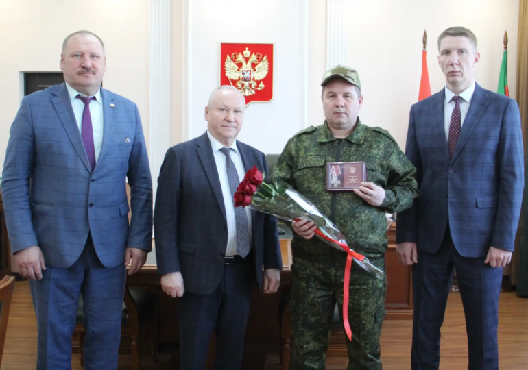 В Бузулуке вручили орден Мужества участнику СВО Юрию Нестеренко