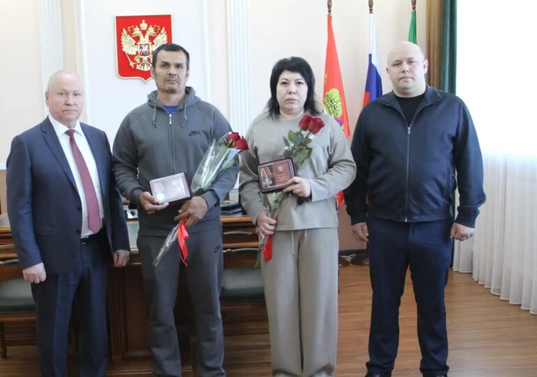 В Бузулукском районе родным погибших бойцов передали государственные награды