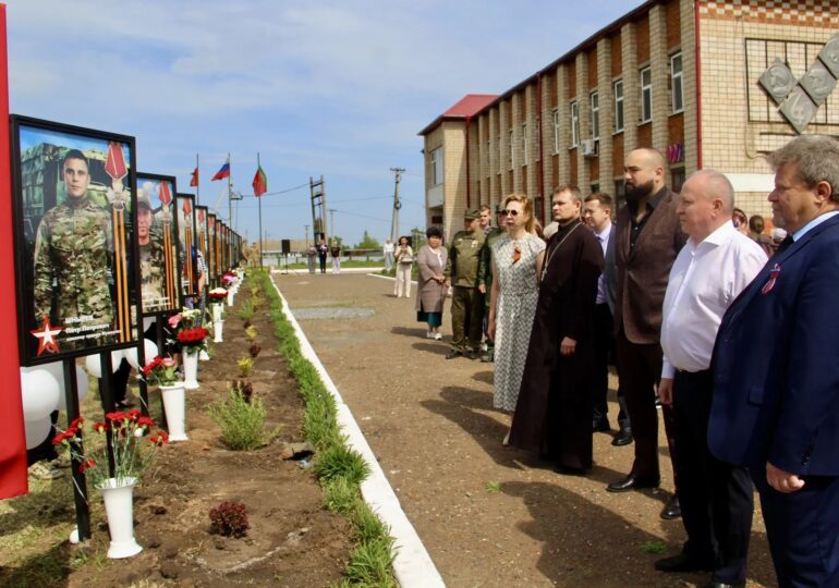 В посёлке Красногвардеец открыли новые портреты участников СВО на Аллее Славы