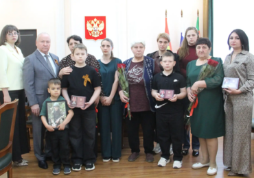 Глава Бузулукского района Николай Бантюков передал награды родным участников СВО