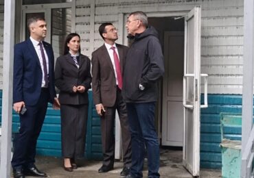 Партийный десант проверил ход ремонта круглосуточного стационара в Кувандыке