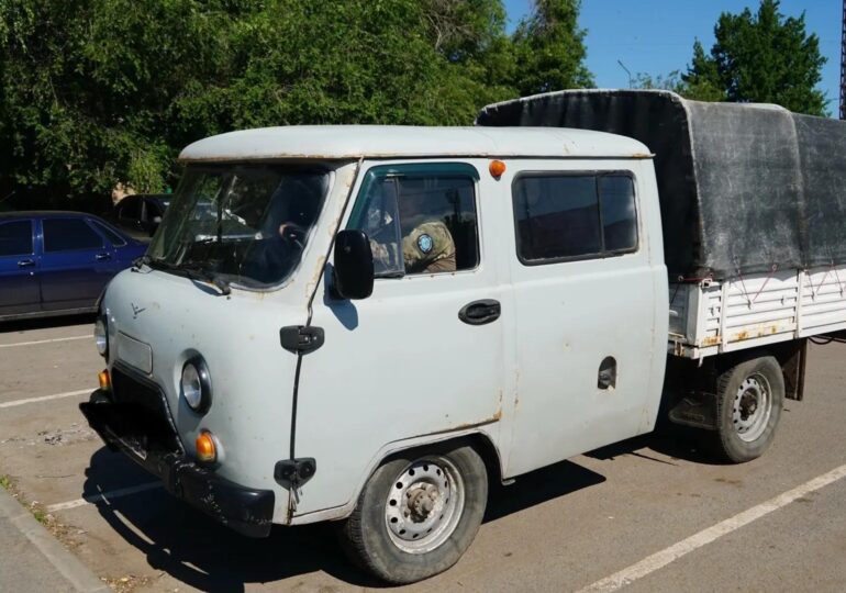 В Бузулуке бойцу СВО с позывным «Змей» передали автомобиль «УАЗ»