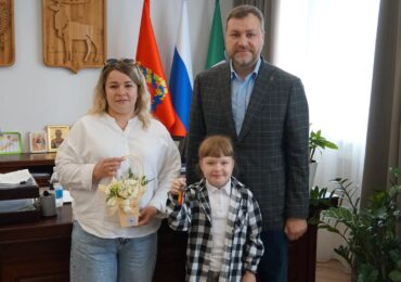 Ключи от новой квартиры переданы Екатерине Толоконниковой и её дочери