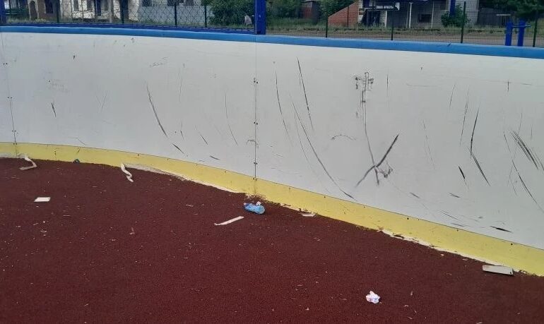 В Колтубановском вандалы повредили спортивный корт
