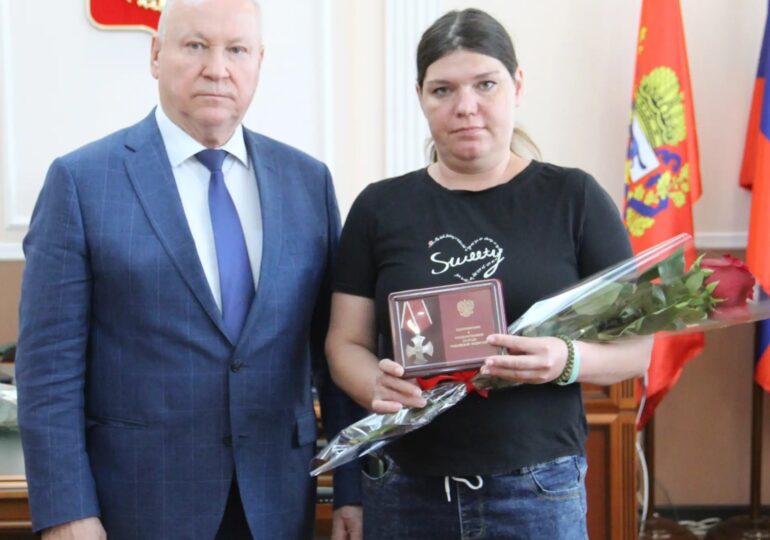 Семье Сергея Аверьянова передали Орден Мужества в администрации Бузулукского района