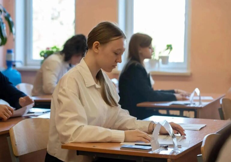 Оренбургские выпускники продолжают сдавать ЕГЭ