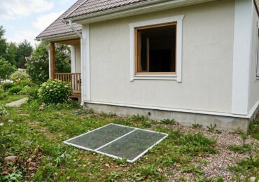 В Новоорске трёхлетний ребёнок выпал из окна частного дома