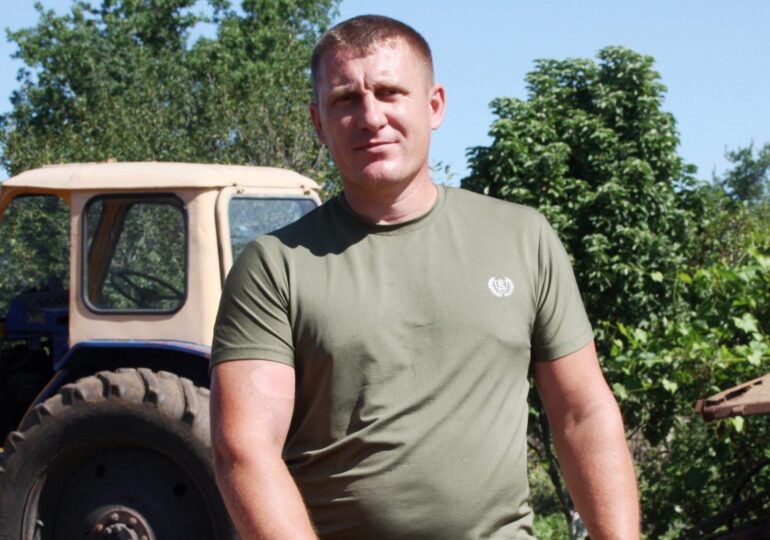 Александр Емельянов из Оренбуржья после возвращения с СВО и выращивает яблоневый сад
