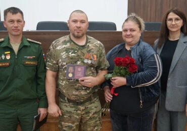 Двух участников СВО из Бузулука наградили за мужество
