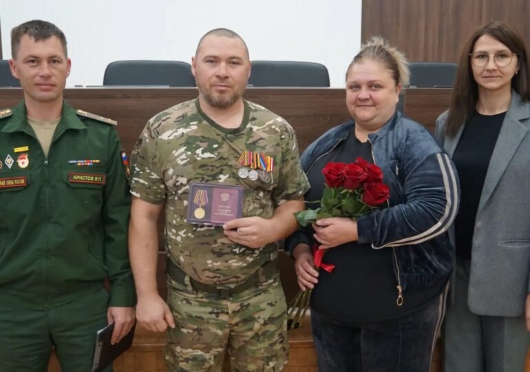 Двух участников СВО из Бузулука наградили за мужество