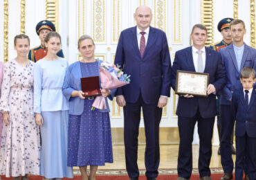 Две женщины из Оренбургской области удостоены звания «Мать-героиня»