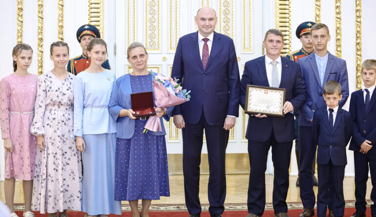 Две женщины из Оренбургской области удостоены звания «Мать-героиня»
