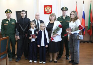 В Бузулуке родным погибших бойцов СВО передали государственные награды