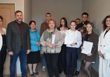 В Бузулуке детям-сиротам вручили ключи от новых квартир