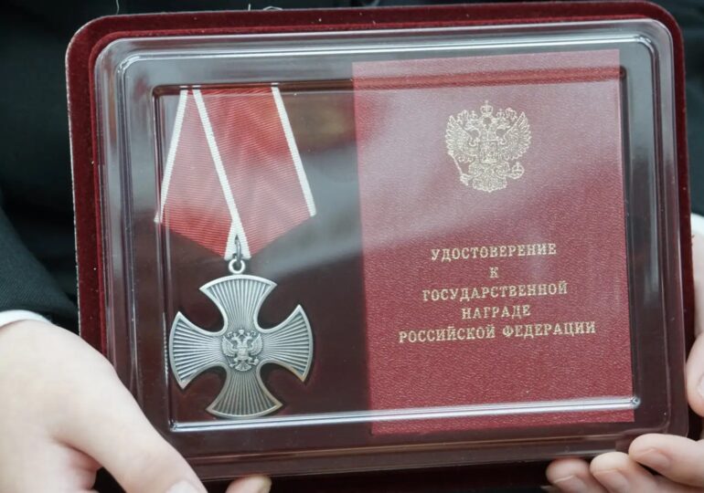 В Бузулуке семьям погибших участников СВО передали государственные награды