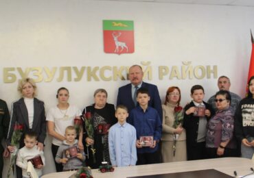 В Бузулукском районе семьям пяти погибших участников СВО вручили государственные награды