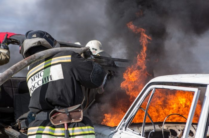 В Сакмаре загорелся припаркованный автомобиль