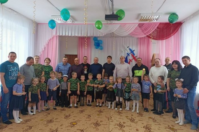 Воспитанники детсада “Березка” поздравили с праздником своих пап