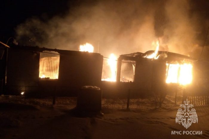 В Шарлыкском районе в огне пожара погибли мать и двое трехлетних детей