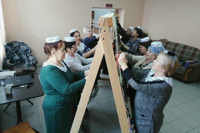 Женщины из Татарской Каргалы плетут маскировочные сети для передовой
