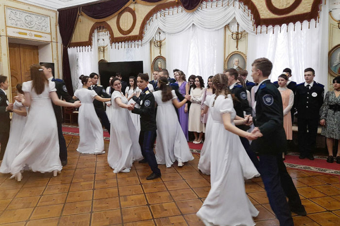 Сакмарские школьники приняли участие на “Казачьем Сретенском балу”