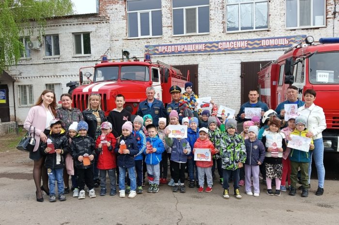 Малыши поздравили пожарных с праздником