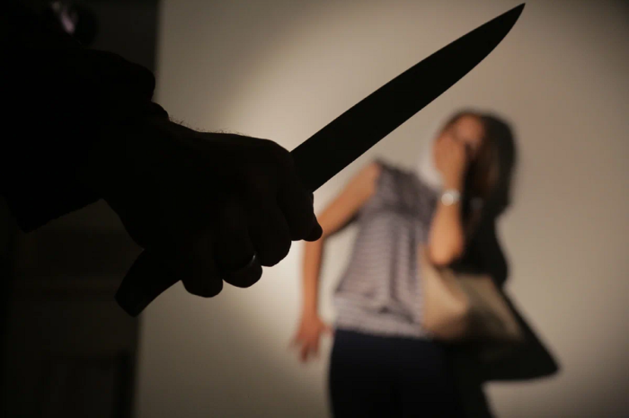 Житель Чапаевского угрожал жене кухонным ножом