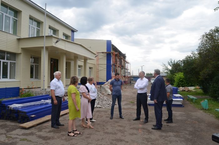 Губернатор проконтролировал ход ремонта Дмитриевской средней школы