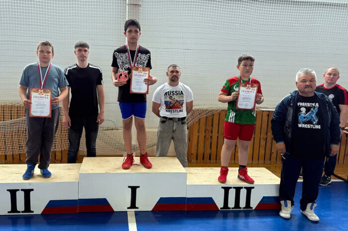 В Сакмаре названы имена победителей межрайонного турнира по вольной борьбе